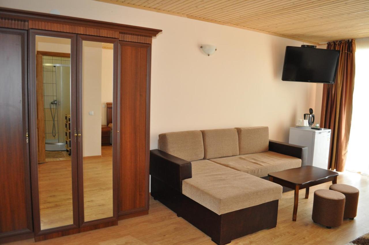 Веселий Кут Hotel Zaliznyy Port Bagian luar foto