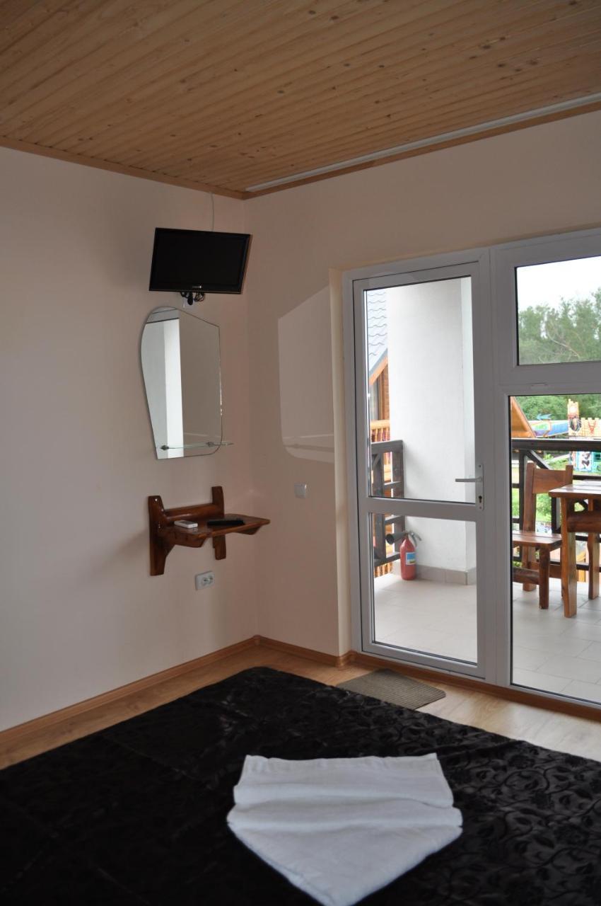 Веселий Кут Hotel Zaliznyy Port Bagian luar foto