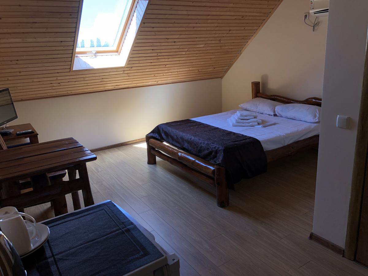 Веселий Кут Hotel Zaliznyy Port Bagian luar foto