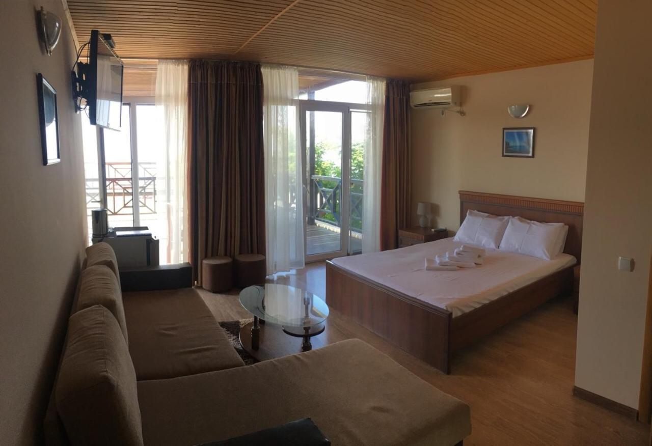 Веселий Кут Hotel Zaliznyy Port Bagian luar foto