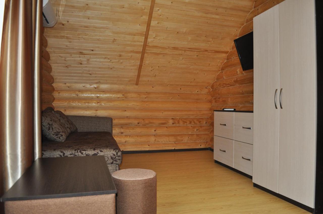 Веселий Кут Hotel Zaliznyy Port Bagian luar foto